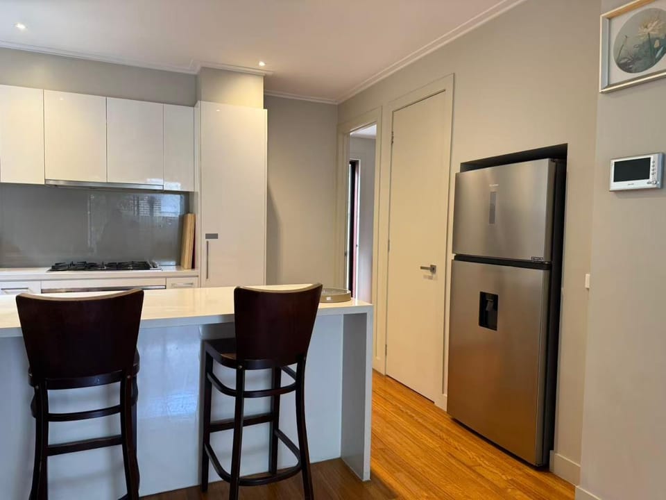 Comfortable Private Room in Kew East Townhouse - Shared Bath - Free Street Parking - Family-Friendly Vacation rental in Melbourne