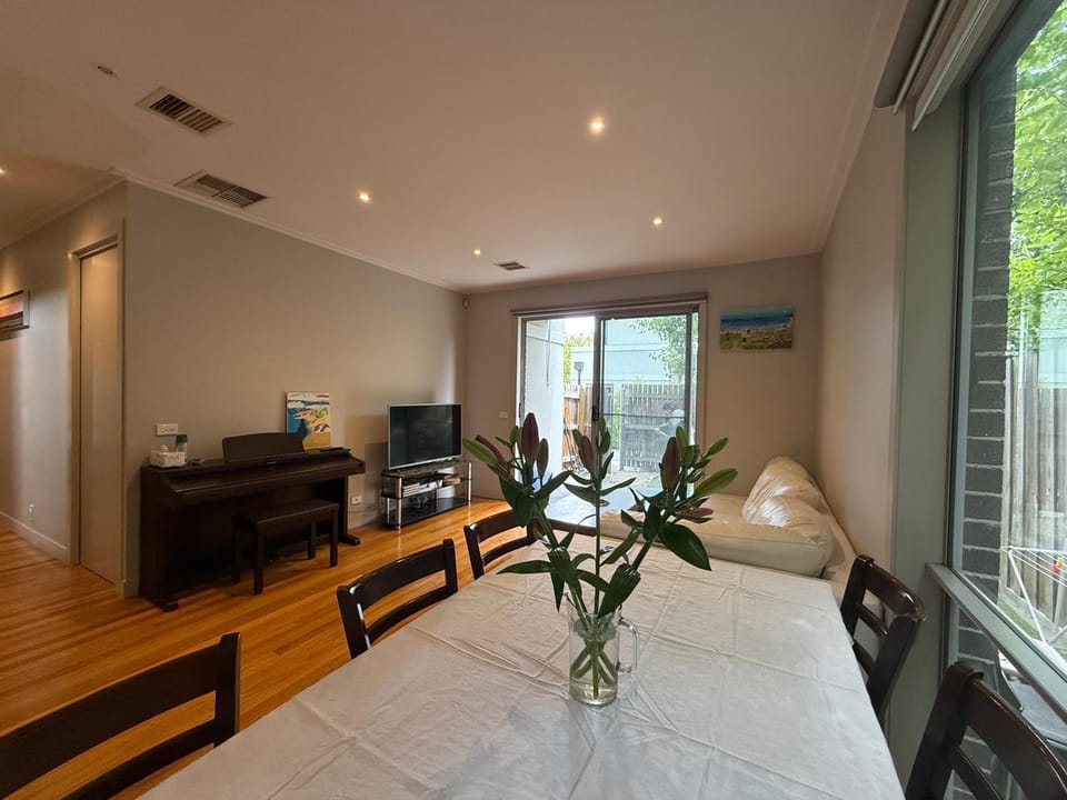 Comfortable Private Room in Kew East Townhouse - Shared Bath - Free Street Parking - Family-Friendly Vacation rental in Melbourne