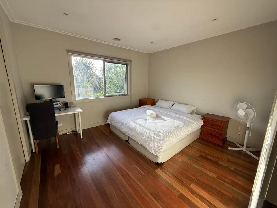 Comfortable Private Room in Kew East Townhouse - Shared Bath - Free Street Parking - Family-Friendly Vacation rental in Melbourne