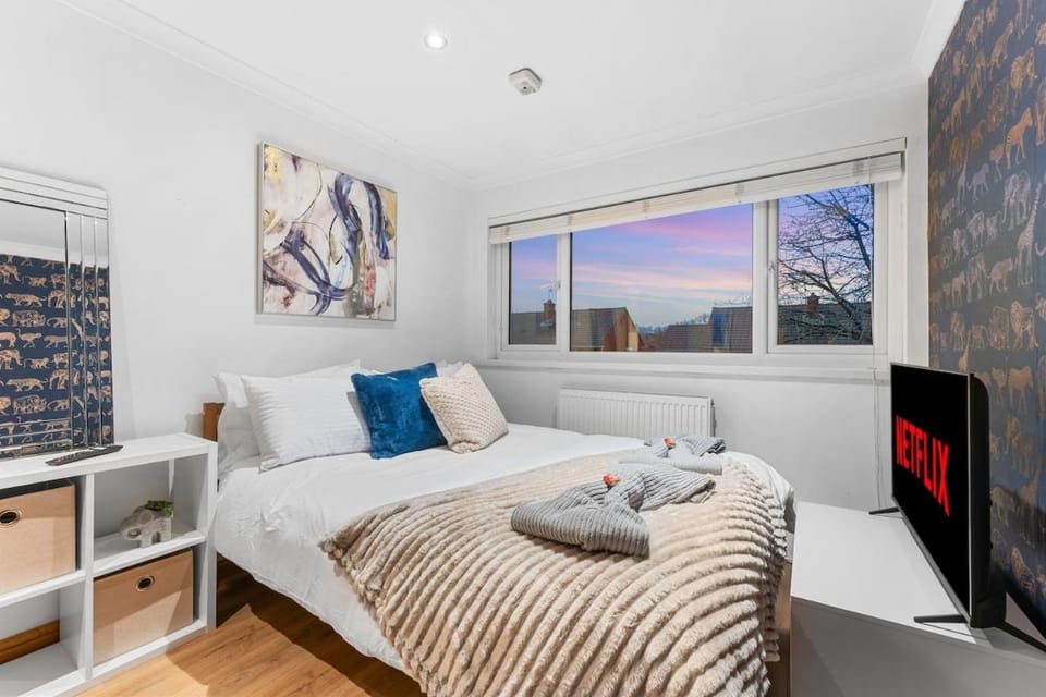 Bed, TV and multimedia, Bedroom