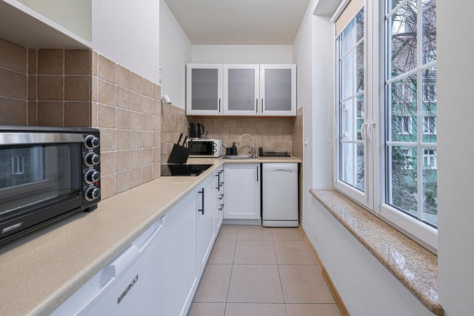 Kitchen or kitchenette, dishwasher, stove