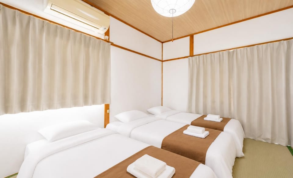 Bed, Bedroom, towels, air conditioner