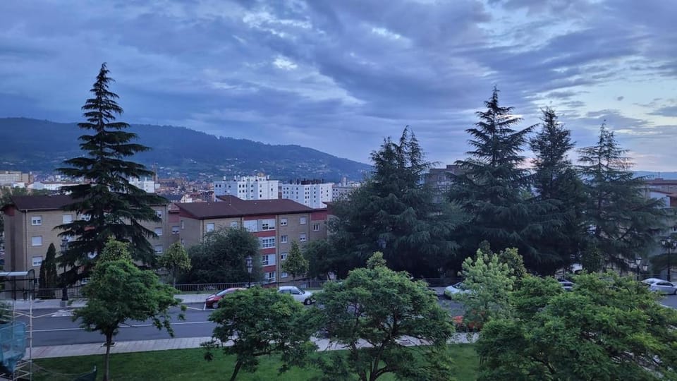 Apartamento con cocina abierta y vistas verdes Apartment in Oviedo