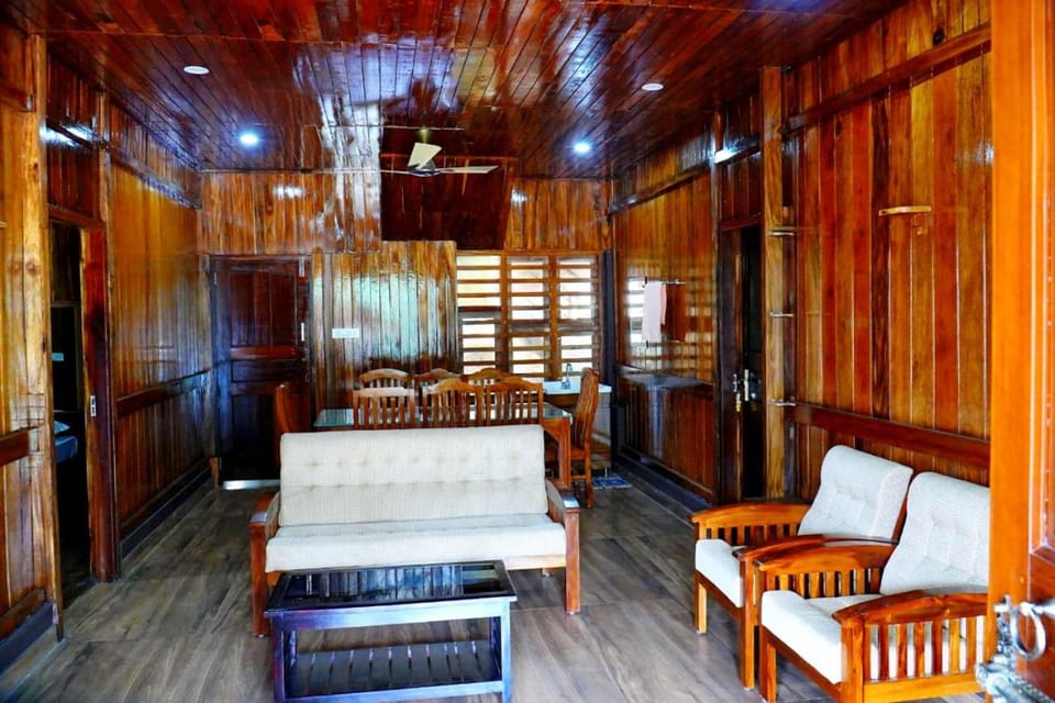 Jackroot Heritage wood villa Athirappilly Villa in Kerala