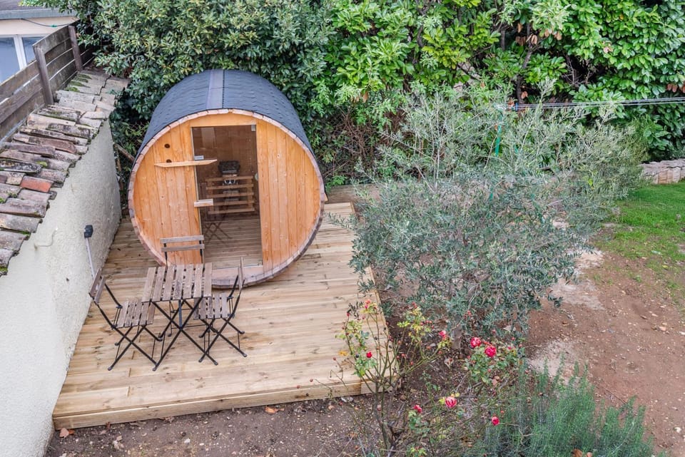 Property building, Patio, Balcony/Terrace