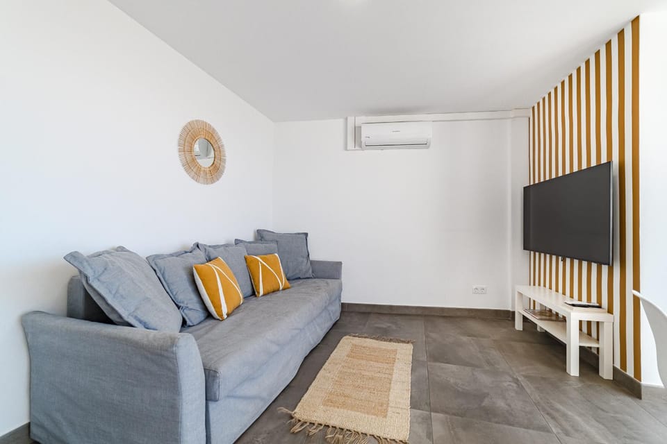 TV and multimedia, Living room, Seating area, Evening entertainment, air conditioner