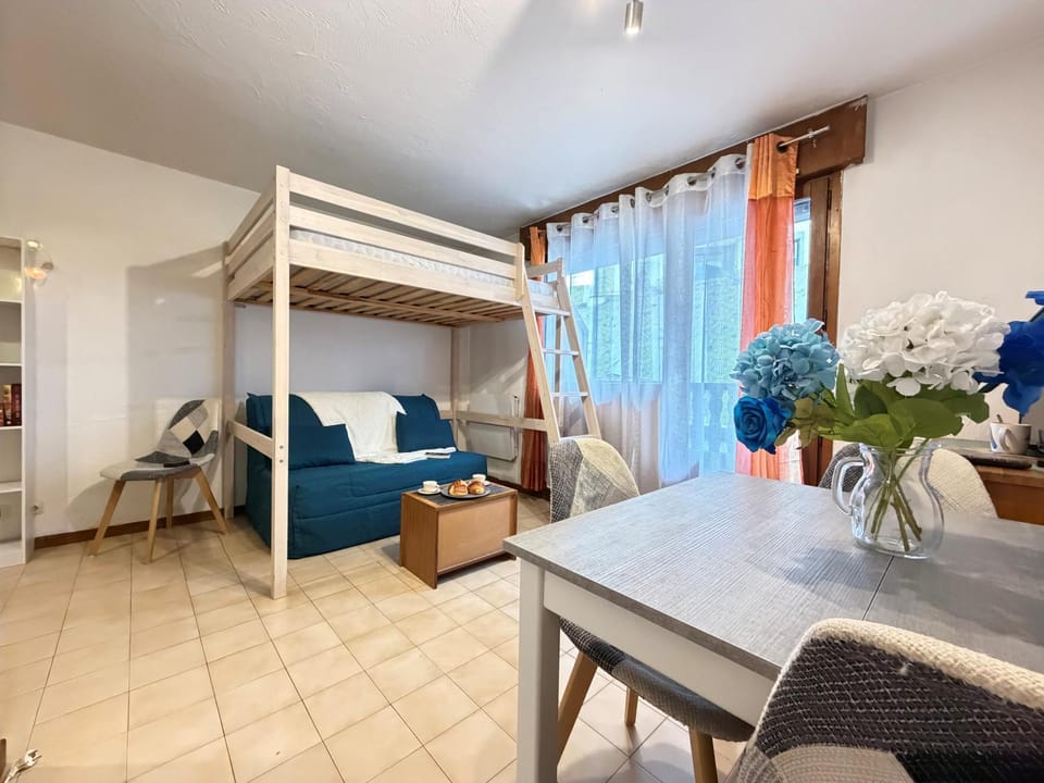 Bed, Living room, Dining area