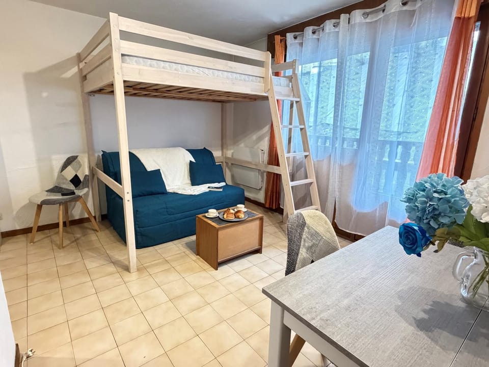 Bed, Living room