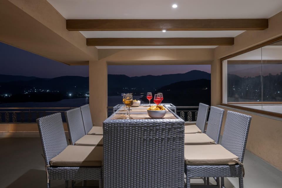 View (from property/room), Seating area, Dining area
