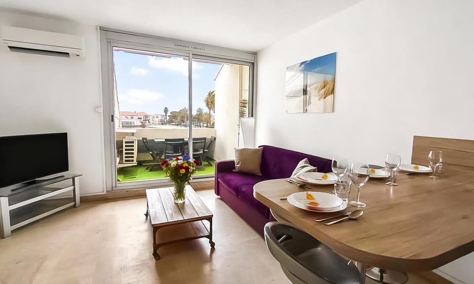 Communal lounge/ TV room, TV and multimedia, View (from property/room), Balcony/Terrace, Living room, Seating area, Dining area, air conditioner