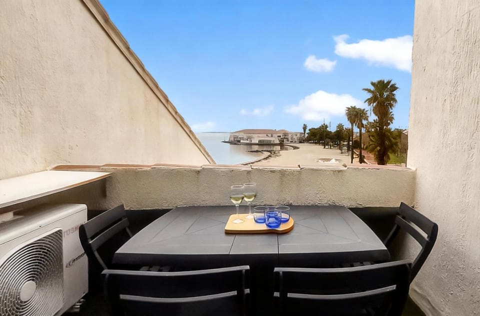 Patio, Natural landscape, View (from property/room), Balcony/Terrace, Seating area, Dining area, Beach, Sea view