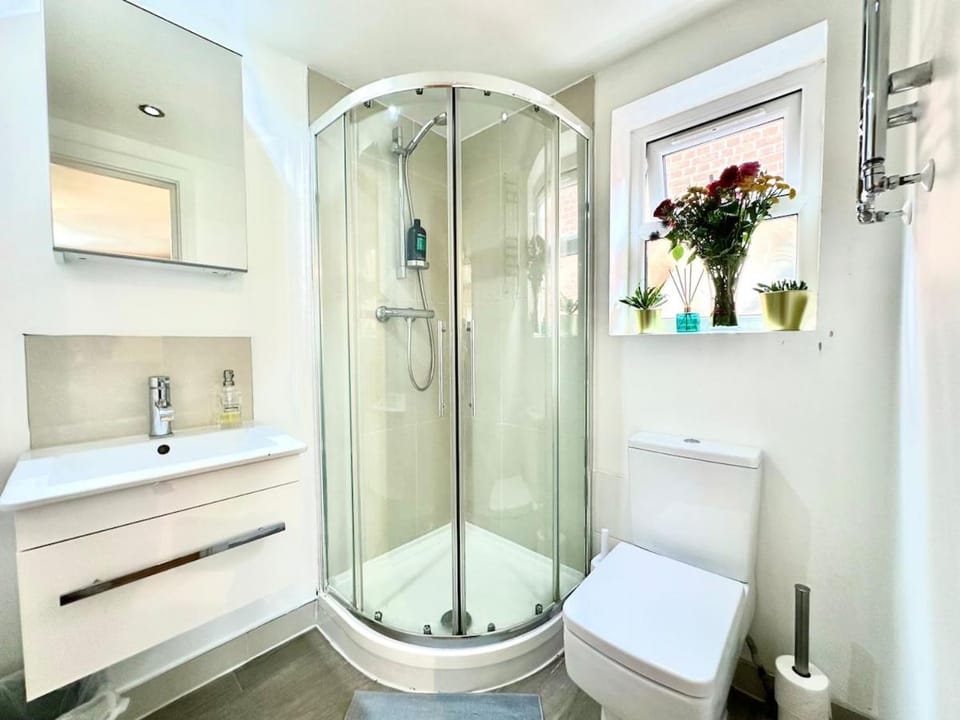 Business Travellers Studio FREE Late Check-Out Apartment in London Borough of Ealing