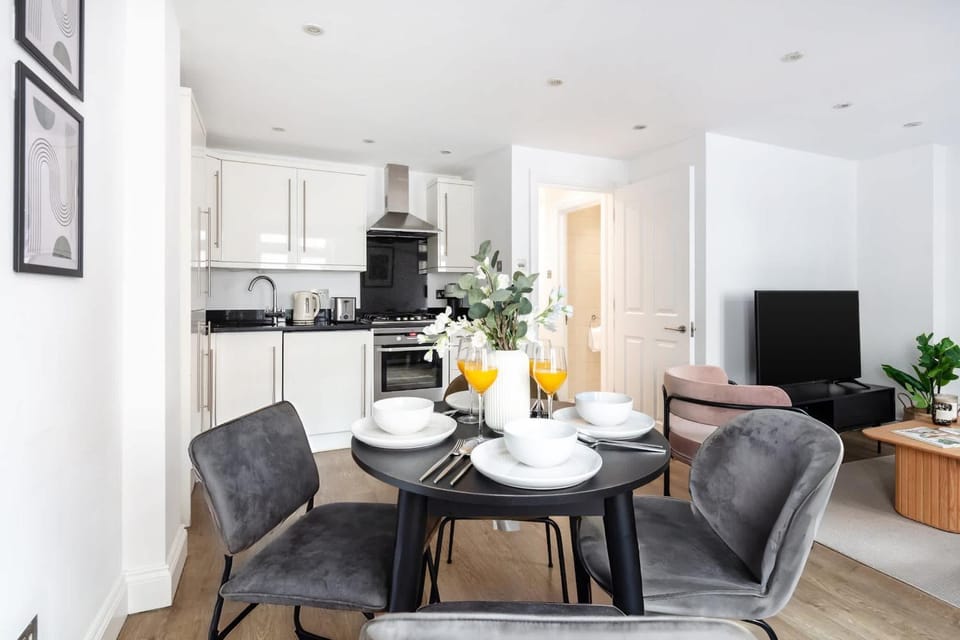 TV and multimedia, Kitchen or kitchenette, Living room, Seating area, Dining area, oven, stove