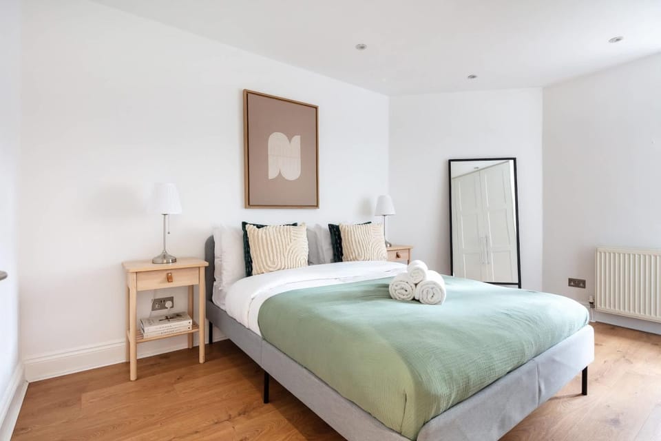 Bed, Photo of the whole room, Bedroom, internet, wardrobe