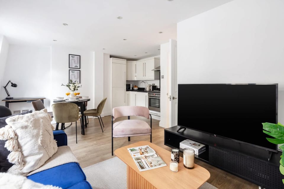 TV and multimedia, Kitchen or kitchenette, Living room, Photo of the whole room, Seating area, Dining area, oven