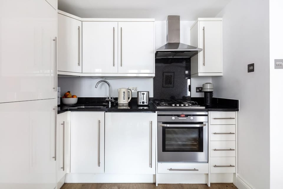Coffee/tea facilities, Kitchen or kitchenette, stove
