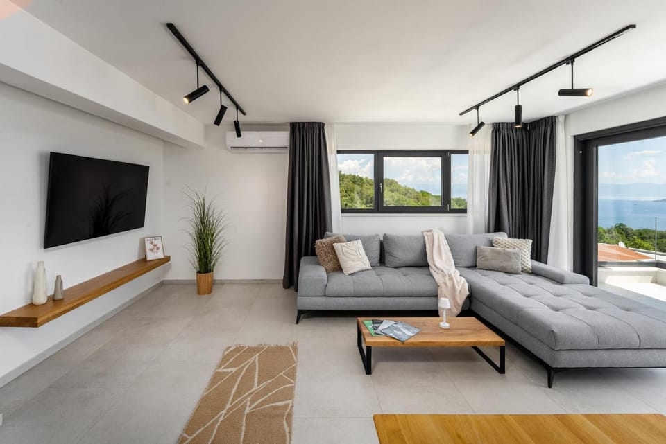 Communal lounge/ TV room, Natural landscape, TV and multimedia, Living room, Seating area, Sea view