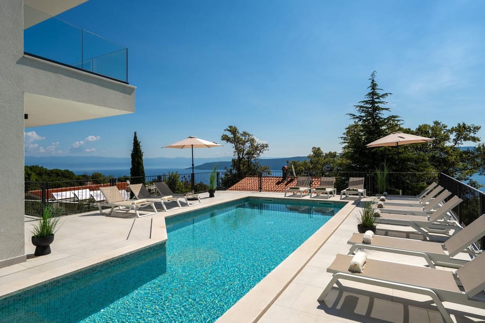 Day, Natural landscape, Pool view, Swimming pool, sunbed