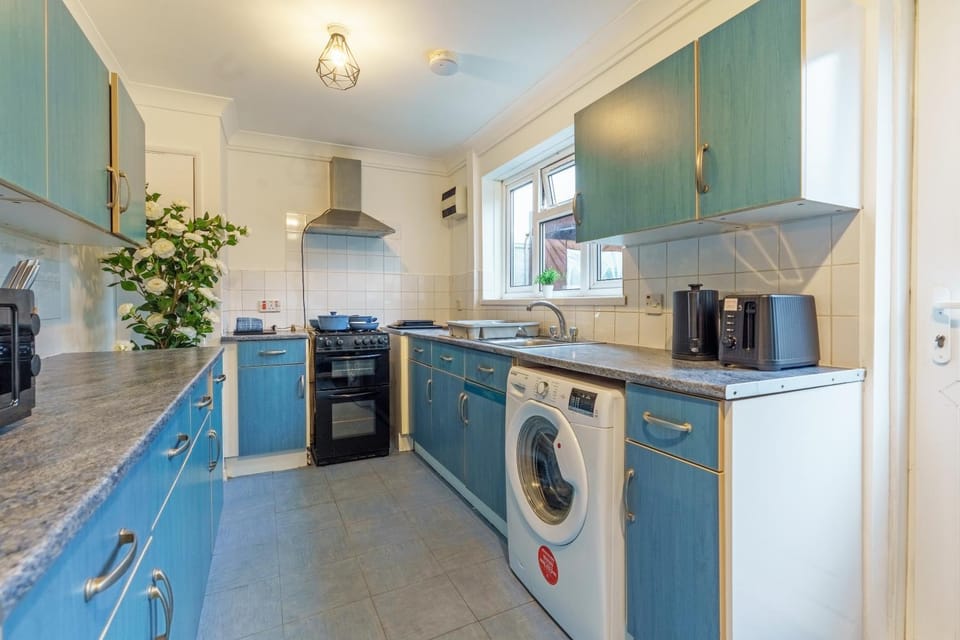 Open Mind Property- Hot Tub, Sleeps 9 & Free Parking House in Portsmouth