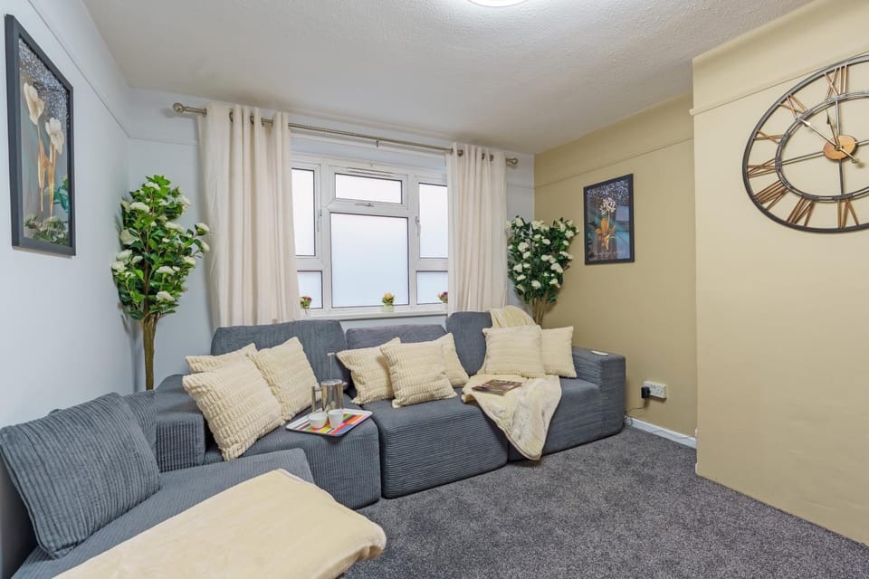Open Mind Property- Hot Tub, Sleeps 9 & Free Parking House in Portsmouth