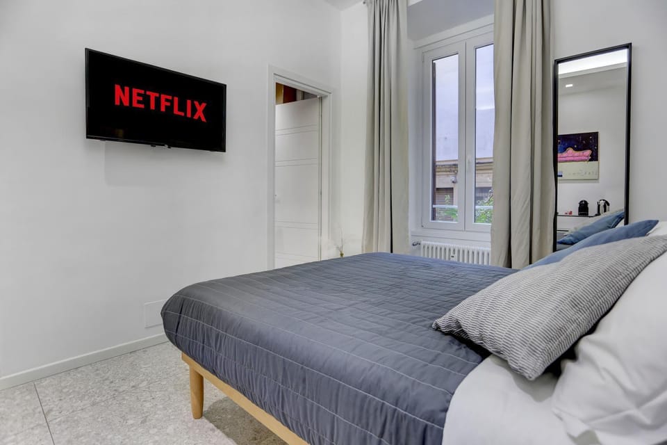 Bed, TV and multimedia, Bedroom