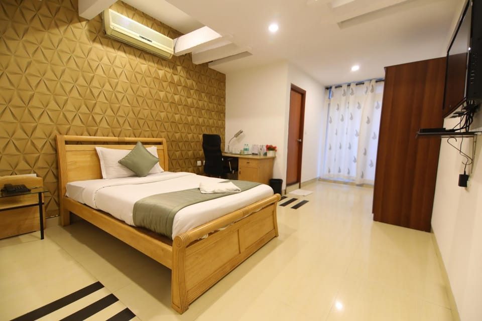 Communal lounge/ TV room, Bed, TV and multimedia, Photo of the whole room, Seating area, Evening entertainment, Bedroom, wardrobe, air conditioner