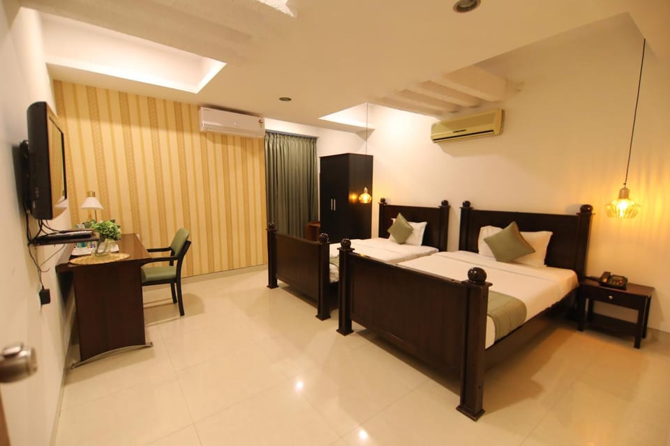Bed, TV and multimedia, Photo of the whole room, Bedroom, fireplace, hair dresser, towels, air conditioner
