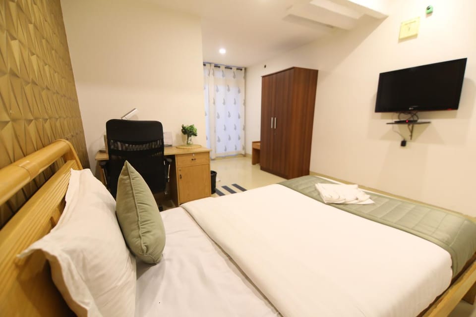 Communal lounge/ TV room, Bed, TV and multimedia, Photo of the whole room, Seating area, Evening entertainment, Bedroom, hair dresser, towels, wardrobe