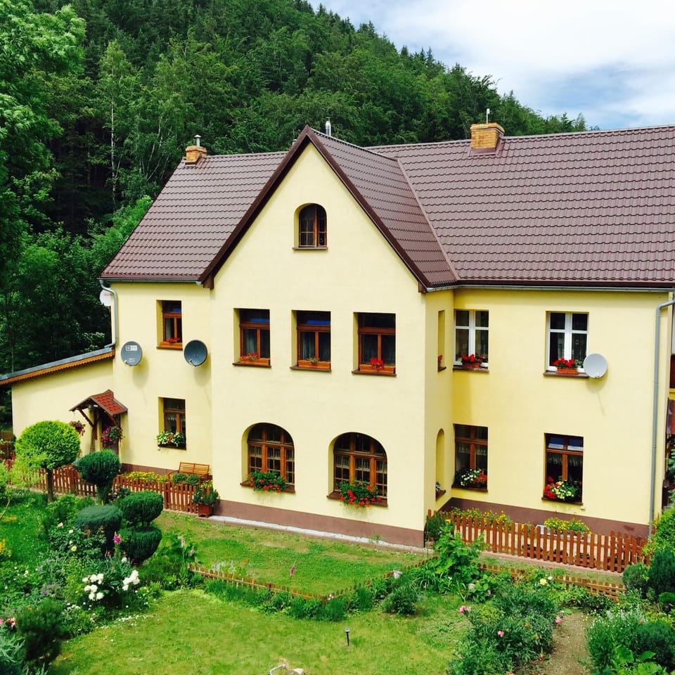 Property building, Facade/entrance, Garden, Floor plan, Area and facilities