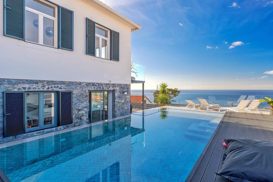 Patio, Day, Natural landscape, View (from property/room), Balcony/Terrace, Pool view, Sea view, Swimming pool, sunbed