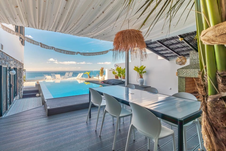 Bed, Balcony/Terrace, Living room, Seating area, Dining area, Swimming pool, sunbed