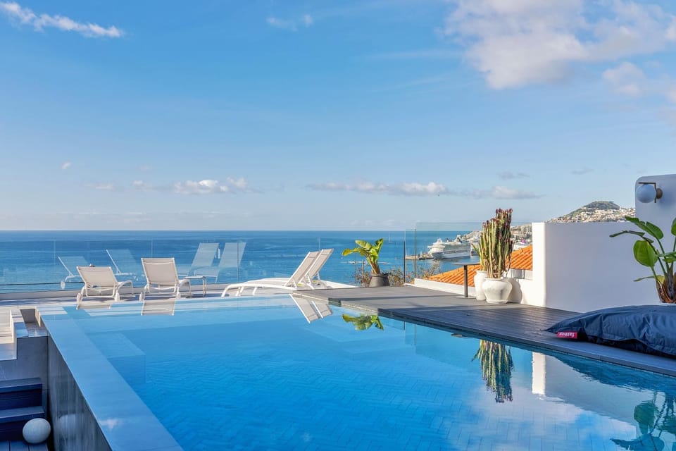 Day, Natural landscape, View (from property/room), Balcony/Terrace, Pool view, Sea view, Swimming pool, sunbed