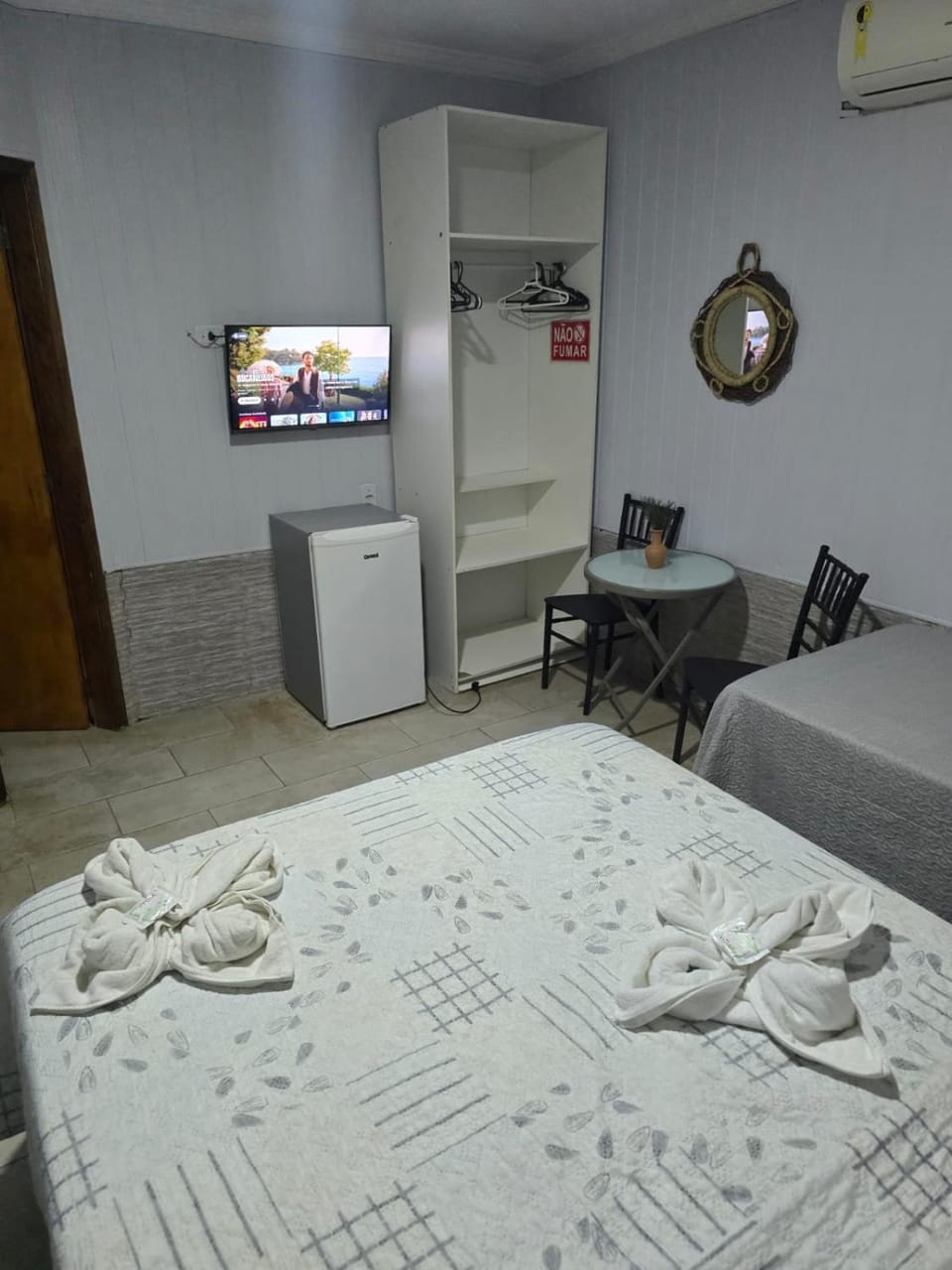 Bed, TV and multimedia, Photo of the whole room, Bedroom, towels, air conditioner