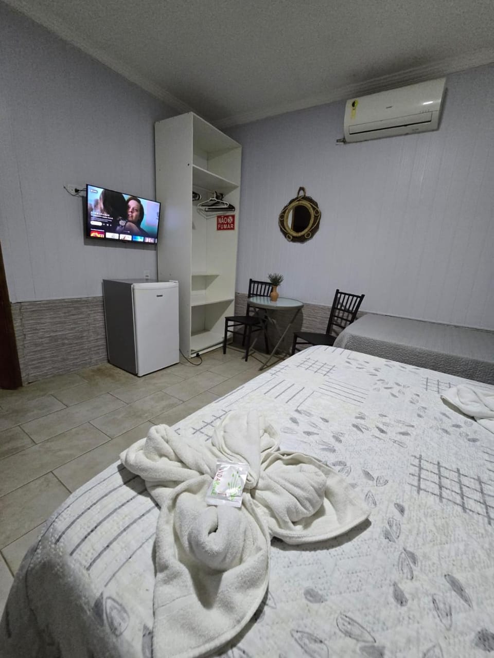 Bed, TV and multimedia, Photo of the whole room, Bedroom, towels, air conditioner