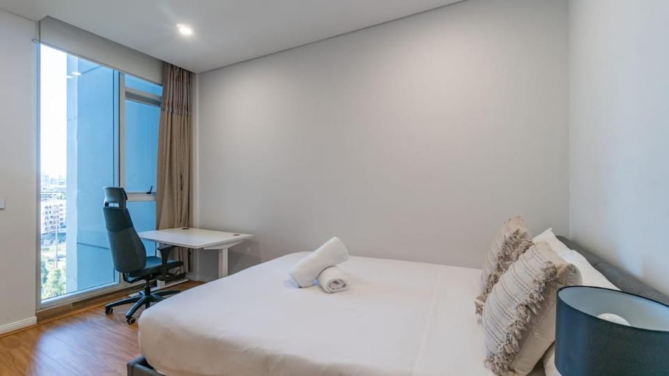 Z6 City and Park View Close to Station 1 Car Space Apartment in Sydney