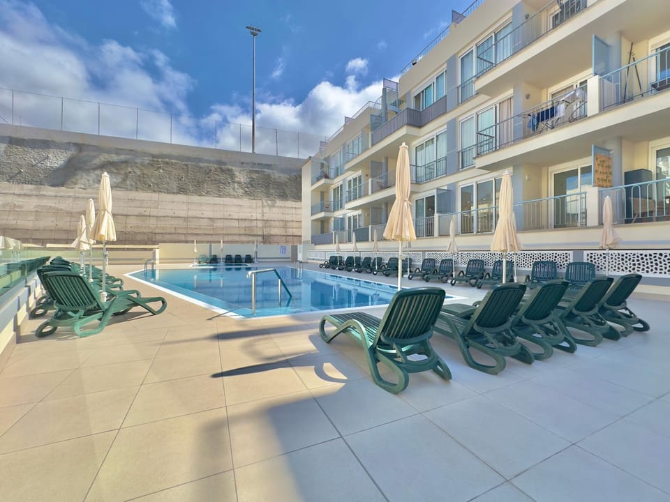 Property building, Day, Swimming pool, sunbed