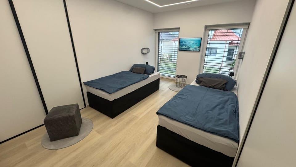 TV and multimedia, Photo of the whole room, Bedroom
