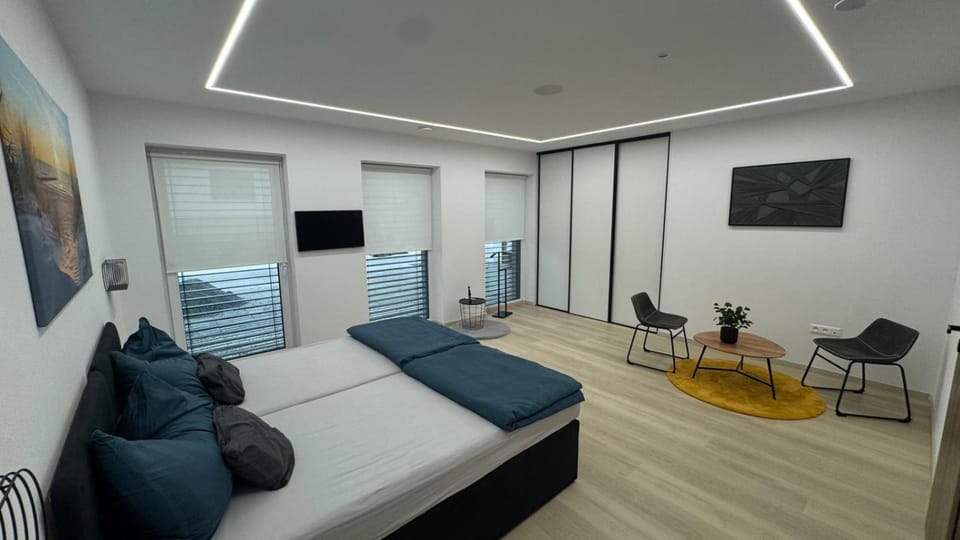 TV and multimedia, Photo of the whole room, Seating area, Bedroom