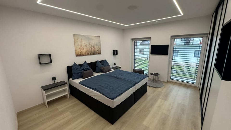 TV and multimedia, Photo of the whole room, Bedroom