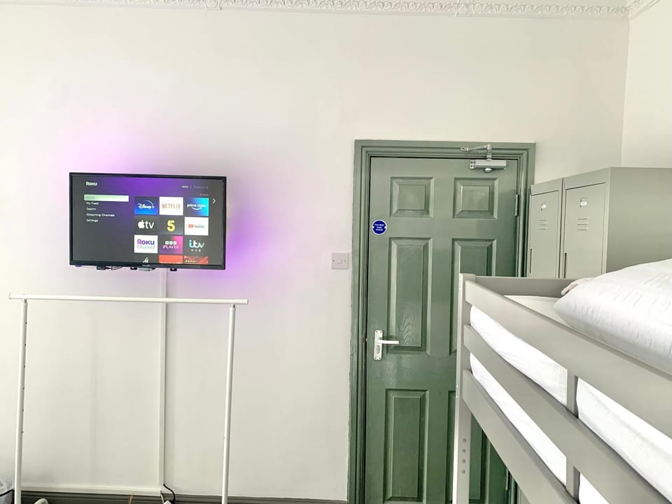 Bed, TV and multimedia, Bedroom