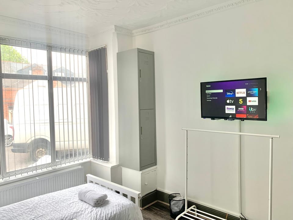 Bed, TV and multimedia, Bedroom