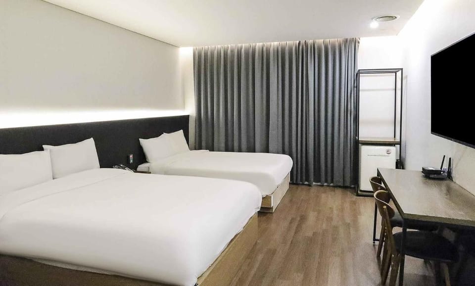 Photo of the whole room, Bedroom