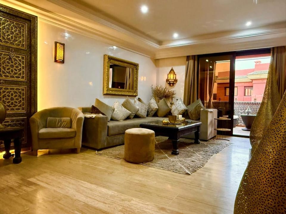 Moroccan style Soltana pool & central internet Apartment in Marrakesh