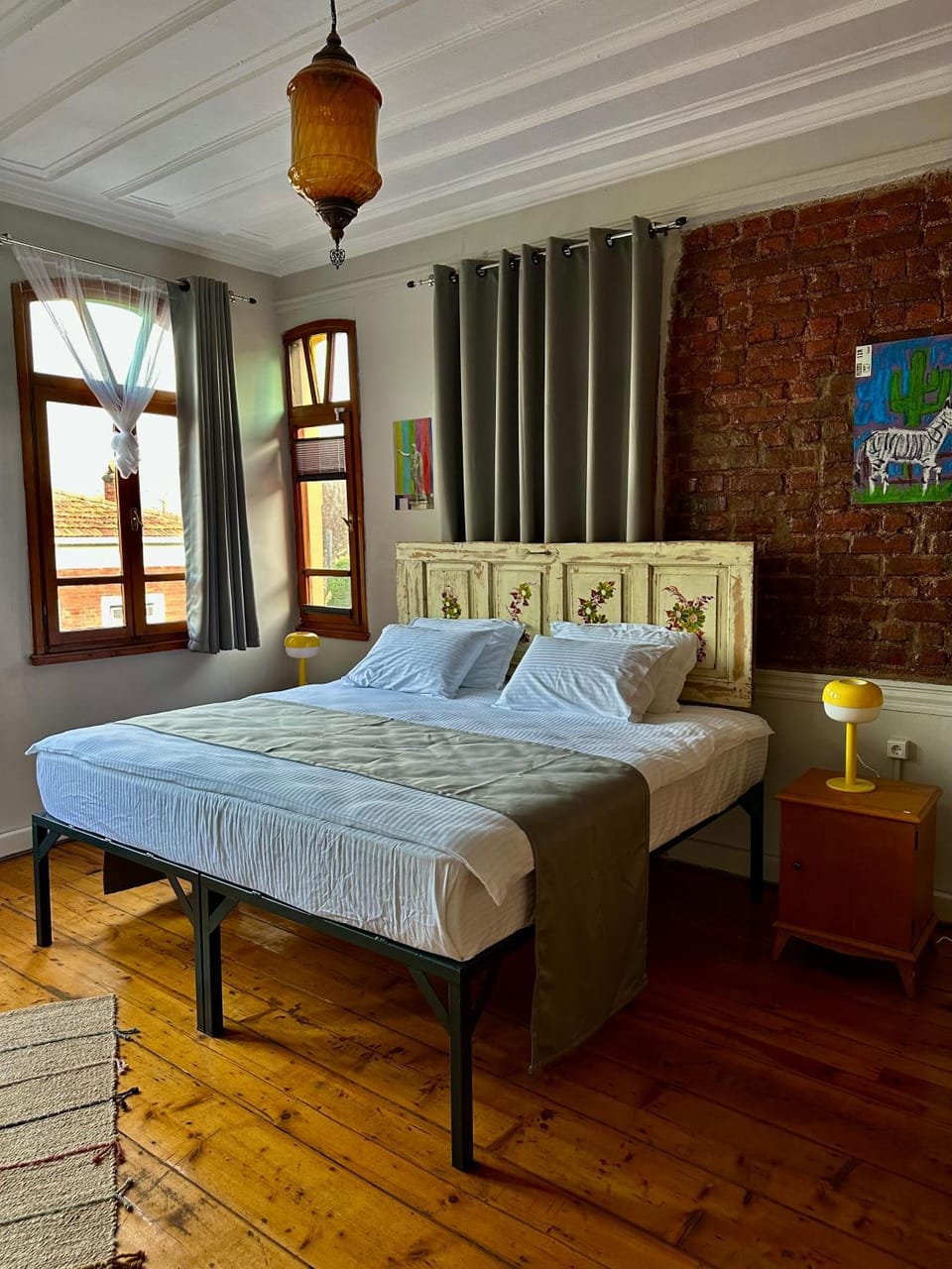 Bed, Living room, Photo of the whole room, Seating area, Bedroom