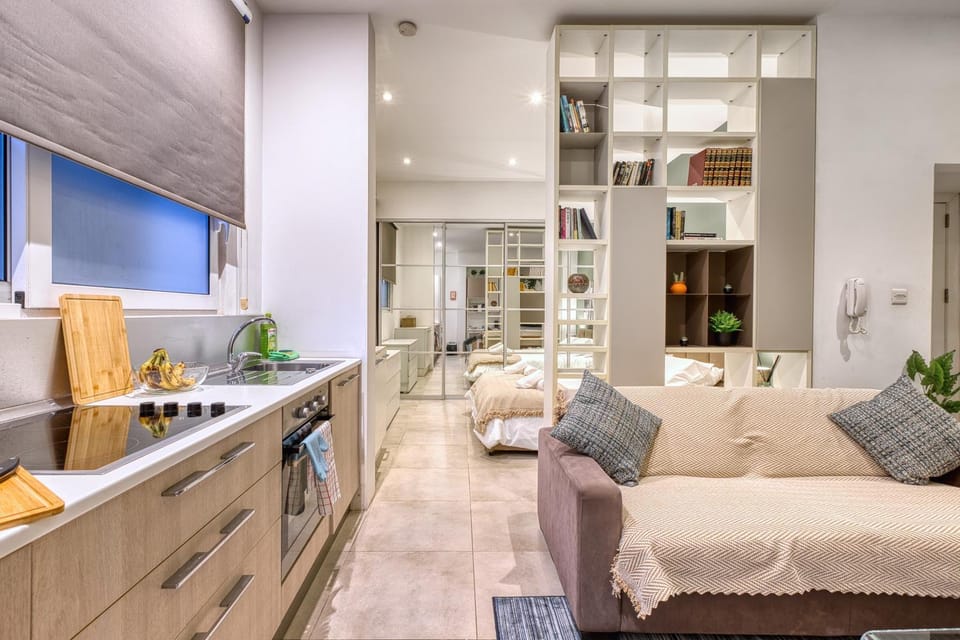 Bed, Kitchen or kitchenette, Living room, Photo of the whole room, Seating area, Bedroom