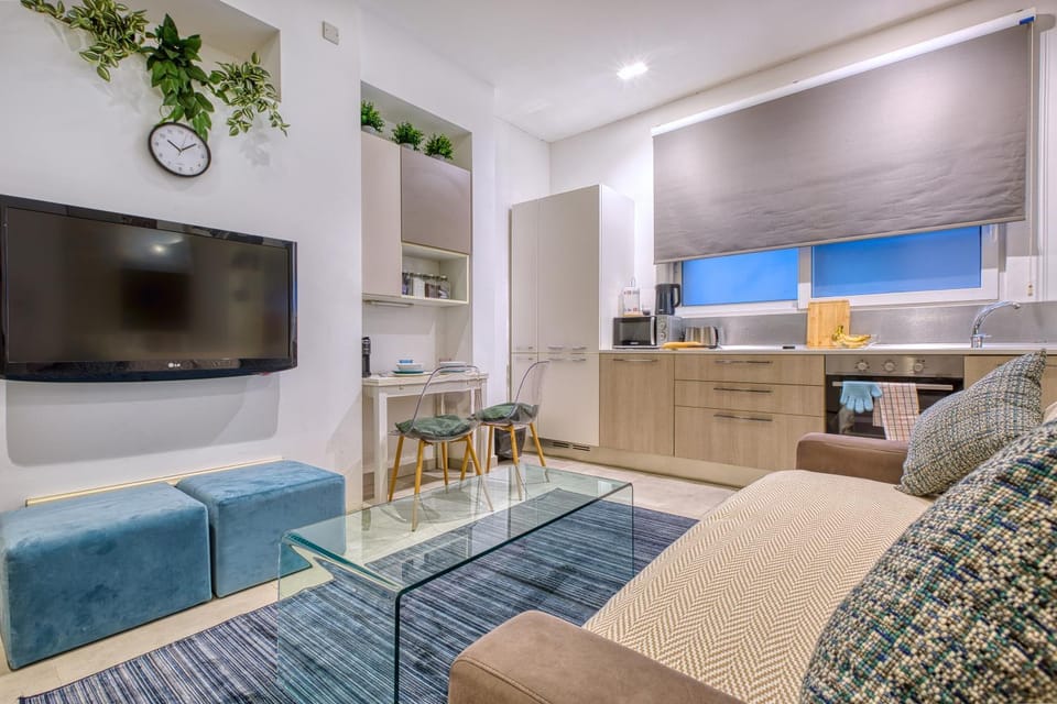 TV and multimedia, Kitchen or kitchenette, Living room, Seating area, Dining area