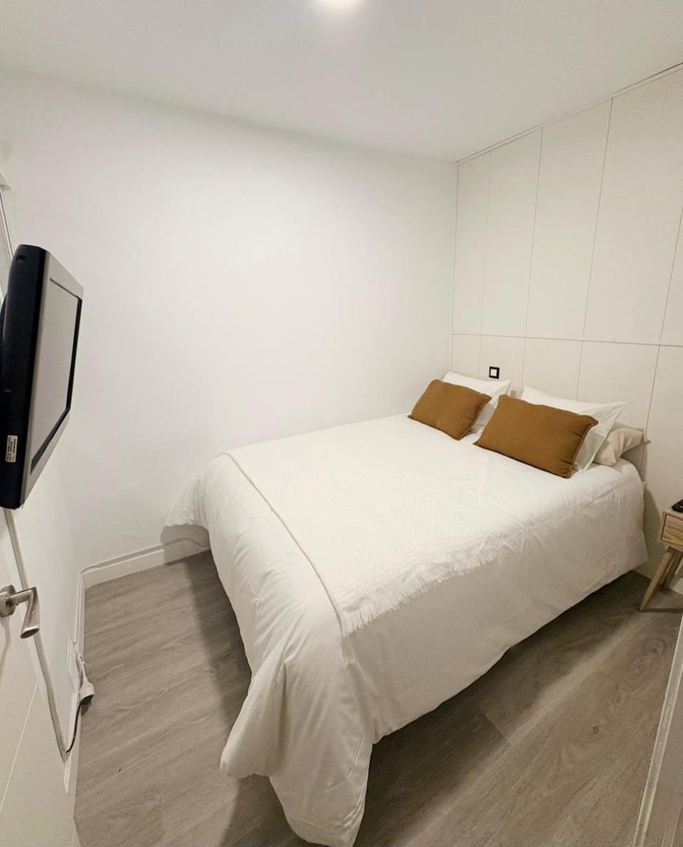 Bed, TV and multimedia, Photo of the whole room, Bedroom