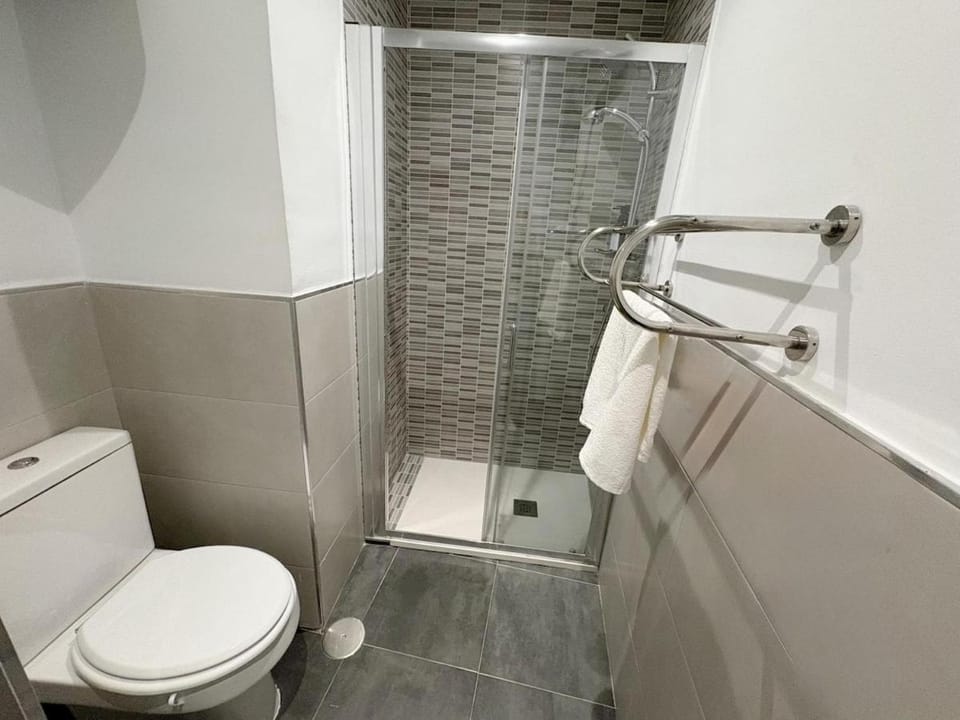 Shower, Toilet, Bathroom, towels