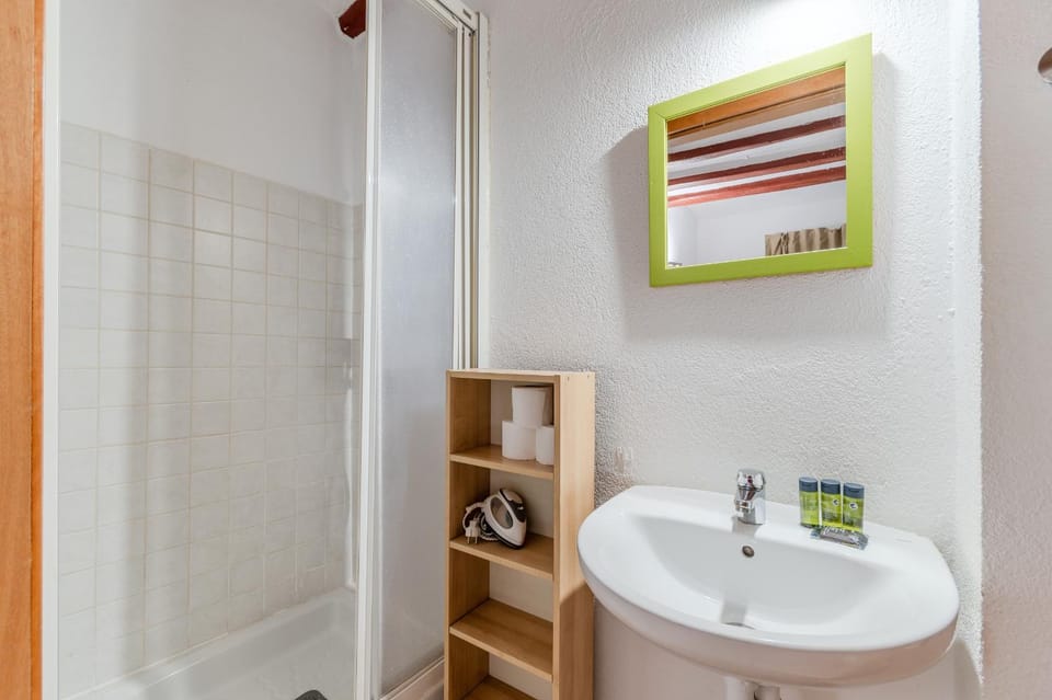 Shower, Bathroom, flat iron