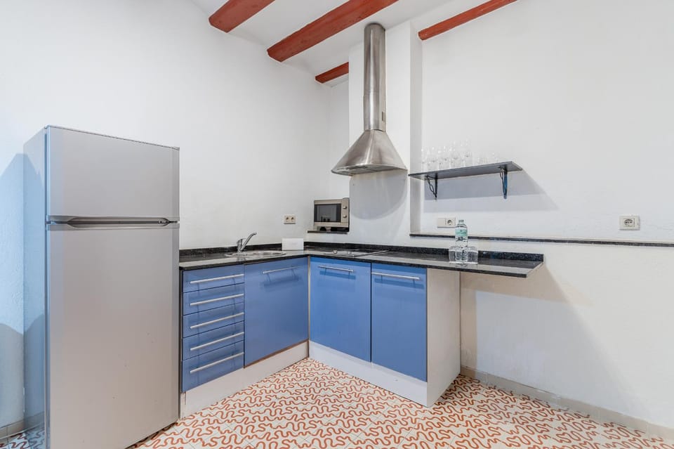 Kitchen or kitchenette, microwave, stove